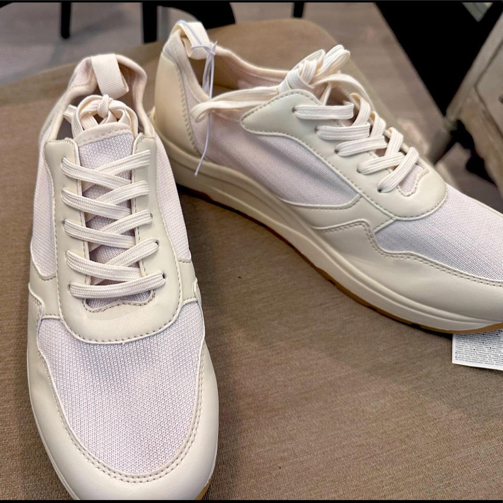 New Banana Republic Size 10 tennis sneakers.